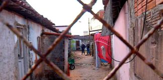 Homem é assassinado a tiros dentro de vila de casas em Natal Baleado, homem morreu dentro de vila de casas na Zona Oeste de Natal — Foto: Reprodução/Inter TV Cabugi
