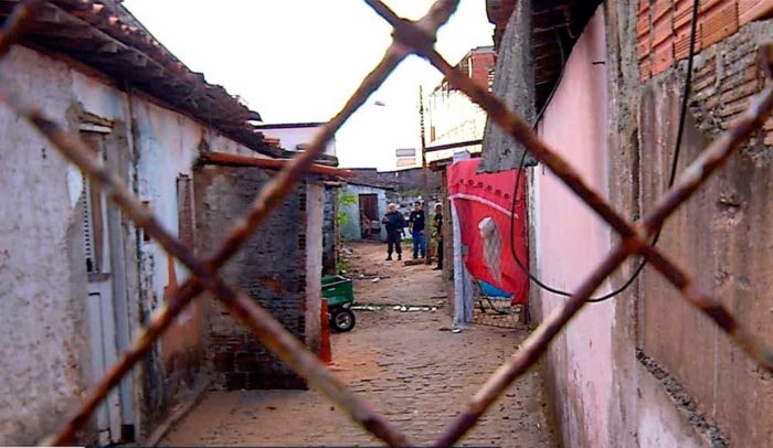 Baleado, homem morreu dentro de vila de casas na Zona Oeste de Natal — Foto: Reprodução/Inter TV Cabugi