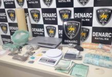 Homem é preso com 100 comprimidos de ecstasy, maconha e revólver na Zona Sul de Natal Drogas e dinheiro foram apreendidos pela Denarc — Foto: Julianne Barreto/Inter TV Cabugi