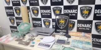 Homem é preso com 100 comprimidos de ecstasy, maconha e revólver na Zona Sul de Natal Drogas e dinheiro foram apreendidos pela Denarc — Foto: Julianne Barreto/Inter TV Cabugi