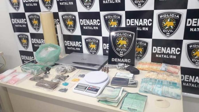 Drogas e dinheiro foram apreendidos pela Denarc — Foto: Julianne Barreto/Inter TV Cabugi