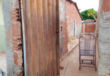 Mulher é assassinada a tiros dentro de casa em Mossoró Mulher foi assassinada dentro de casa na manhã desta segunda-feira (7) em Mossoró, RN. Portão foi encontrado arrombado. — Foto: Sara Cardoso/Inter TV Costa Branca