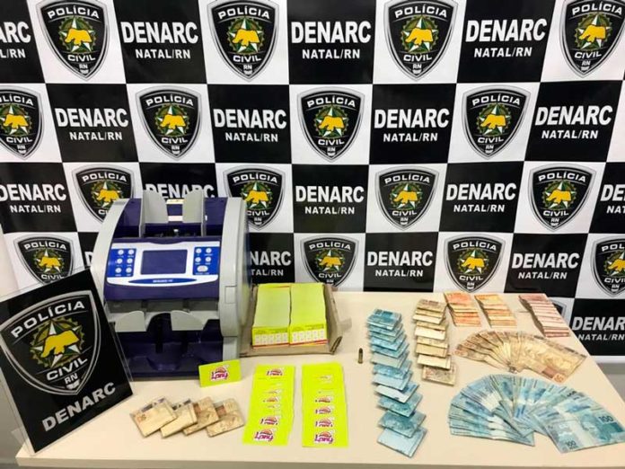 Mulher foi presa com R$ 34 mil em dinheiro dentro de casa durante operação de combate ao tráfico — Foto: Divulgação/Polícia Civil