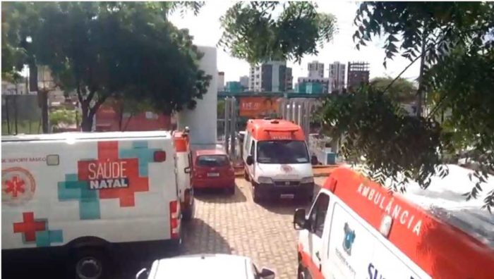 Ambulâncias ficaram retidas no Hospital Walfredo Gurgel, em Natal — Foto: Hugo Andrade/Inter TV Costa Branca