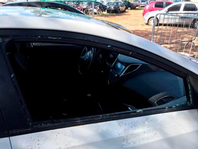 Homem quebra vidro de carro de desconhecido, entra no veículo e dorme no banco do motorista em Natal — Foto: Kleber Teixeira/Inter TV Cabugi