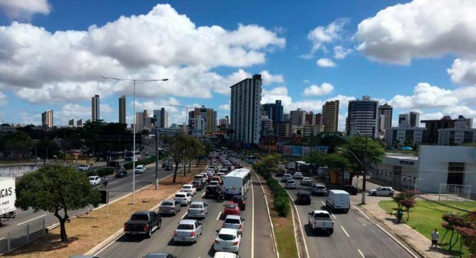 Motociclista alcoolizado bate em Hillux, fratura o punho e acidente gera engarrafamento na Zona Sul de Natal — Foto: Rafael Barbosa/G1