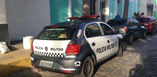 PM que teve casa invadida e trocou tiros com bandidos na quinta-feira é preso em ação do MP nesta sexta no RN Sargento da PM e filhos foram levados pela polícia para fazer exame de corpo de delito no Itep, em Natal — Foto: Heloísa Guimarães/Inter TV Cabugi