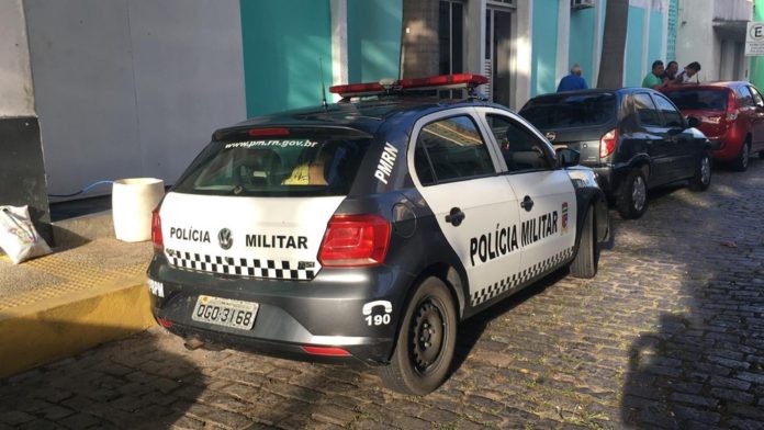 Sargento da PM e filhos foram levados pela polícia para fazer exame de corpo de delito no Itep, em Natal — Foto: Heloísa Guimarães/Inter TV Cabugi