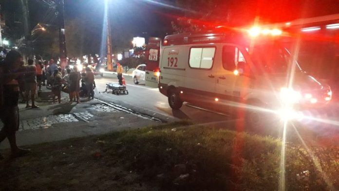 Mulher se assustou com tiros, correu e foi atropelada na Avenida Prudente de Morais, em Natal — Foto: Reprodução