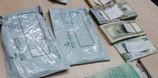 Mulher é detida na Grande Natal com 50 mil dólares escondidos em envelopes embaixo da blusa Dinheiro foi apreendido com mulher em barreira da PRF na Grande Natal — Foto: Divulgação/PRF