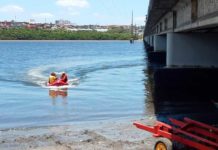 Corpo sem cabeça e com os pés amarrados é encontrado no Rio Potengi em Natal Corpo de Bombeiros fez o resgate do corpo no Rio Potengi — Foto: Sérgio Henrique Santos/Inter TV Cabugi
