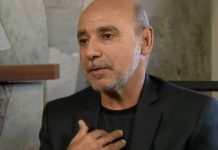 Queiroz: ‘Tem mais de 500 cargos lá, cara, na Câmara e no Senado. 20 continho caía bem’ Fabrício Queiroz, ex-assessor do gabinete de Flávio Bolsonaro na Alerj, recebia quase 60% do salário de colega de gabinete; valor teria sido aplicado em compra e venda de carros Foto: Reprodução / SBT