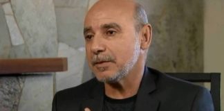 Queiroz: ‘Tem mais de 500 cargos lá, cara, na Câmara e no Senado. 20 continho caía bem’ Fabrício Queiroz, ex-assessor do gabinete de Flávio Bolsonaro na Alerj, recebia quase 60% do salário de colega de gabinete; valor teria sido aplicado em compra e venda de carros Foto: Reprodução / SBT