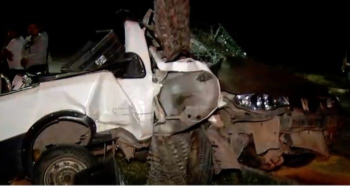 Carro ficou destruído após ser atingido na traseira e arremessado contra palmeira; motorista morreu na hora. — Foto: Reprodução/Inter TV Cabugi