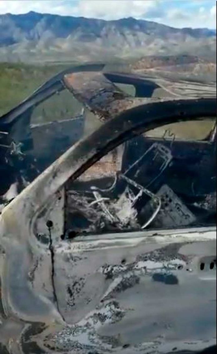 Imagem de carro queimado no norte do México — Foto: Reprodução/Twitter