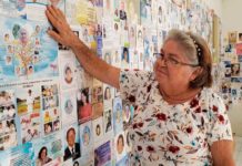 Com 6 mil santinhos de luto, colecionadora faz exposição no Dia de Finados no interior do RN Carminha organizou exposição na própria casa para receber visitantes neste sábado (2) — Foto: Arquivo pessoal