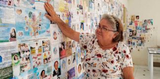 Com 6 mil santinhos de luto, colecionadora faz exposição no Dia de Finados no interior do RN Carminha organizou exposição na própria casa para receber visitantes neste sábado (2) — Foto: Arquivo pessoal