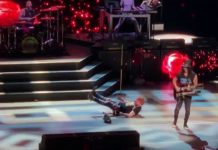 Axl Rose cai em palco durante show do Guns N’ Roses; veja vídeo