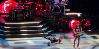 Axl Rose cai em palco durante show do Guns N’ Roses; veja vídeo