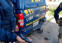 Homem é preso após ameaçar familiares com arma e reagir a abordagem policial na Grande Natal Policiais rodoviários federais apreenderam arma com o suspeito — Foto: PRF/Divulgação