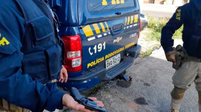 Policiais rodoviários federais apreenderam arma com o suspeito — Foto: PRF/Divulgação