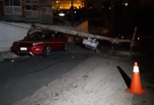 Após desviar de cachorro, motorista bate o carro e derruba poste na Zona Leste de Natal Motorista acertou poste depois de desviar de um cachorro na Zona Leste de Natal — Foto: Sérgio Henrique Santos/Inter TV Cabugi