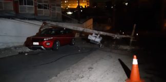 Após desviar de cachorro, motorista bate o carro e derruba poste na Zona Leste de Natal Motorista acertou poste depois de desviar de um cachorro na Zona Leste de Natal — Foto: Sérgio Henrique Santos/Inter TV Cabugi