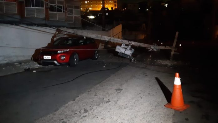 Motorista acertou poste depois de desviar de um cachorro na Zona Leste de Natal — Foto: Sérgio Henrique Santos/Inter TV Cabugi