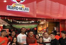 Goleiro Bruno é tietado por flamenguistas e agradece carinho Goleiro tira foto com os torcedores do Flamengo (Foto: Reprodução/Instagram) Foto: LANCE!