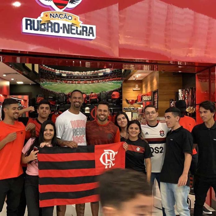 Goleiro tira foto com os torcedores do Flamengo (Foto: Reprodução/Instagram) Foto: LANCE!