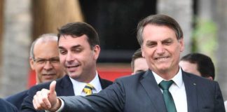 TSE facilita caminho para futuro partido de Bolsonaro, onde metade da cúpula é investigada Flávio e Jair Bolsonaro no lançamento do Aliança pelo Brasil.EVARISTO SA / AFP