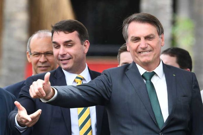Flávio e Jair Bolsonaro no lançamento do Aliança pelo Brasil.EVARISTO SA / AFP