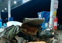 Vídeo mostra explosão de carro durante abastecimento em posto de combustíveis no RN Carro ficou completamente destruído na parte de trás — Foto: Redes Sociais