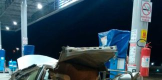 Vídeo mostra explosão de carro durante abastecimento em posto de combustíveis no RN Carro ficou completamente destruído na parte de trás — Foto: Redes Sociais