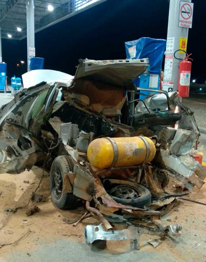 Carro ficou completamente destruído na parte de trás — Foto: Redes Sociais