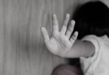 Advogado é preso ao ser flagrado se masturbando ao lado da filha de 9 anos