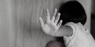 Advogado é preso ao ser flagrado se masturbando ao lado da filha de 9 anos