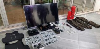 Polícia é recebida a tiros em Mãe Luíza e apreende drogas, coletes à prova de balas e placas de carro em Natal Coletes à prova de balas, placas de carros, videogame, televisão, porções de drogas e roupas camufladas apreendidas pela PM — Foto: Sérgio Henrique Santos/Inter TV Cabugi