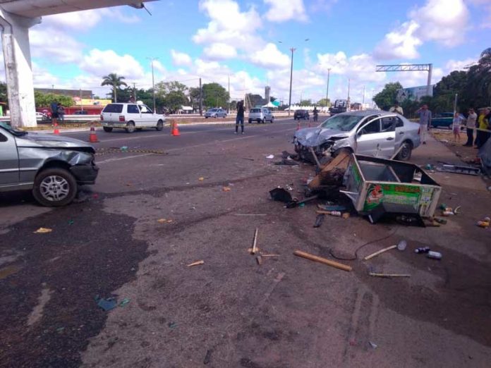 Veículo bateu em carrinho de lanches e em outro veículo na manhã desta quinta-feira (5) na BR-101, em Parnamirim — Foto: Geraldo Jerônimo/Inter TV Cabugi