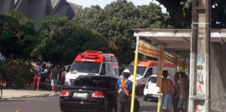 Motorista sobe calçada com o carro e atropela seis pessoas na Zona Norte de Natal Viaturas do Samu foram ao local para prestar socorro às vítimas que foram atropeladas — Foto: Reprodução/Inter TV Cabugi