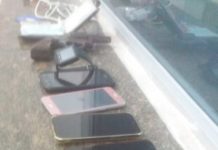 Após troca de tiros com PM, criminosos que faziam assaltos em paradas de ônibus de Natal são presos Celulares encontrados com os criminosos presos pela Polícia, após troca de tiros, na Zona Norte de Natal na manhã desta quinta-feira (26) — Foto: Geraldo Jerônimo/Inter TV Cabugi