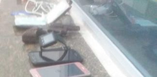 Após troca de tiros com PM, criminosos que faziam assaltos em paradas de ônibus de Natal são presos Celulares encontrados com os criminosos presos pela Polícia, após troca de tiros, na Zona Norte de Natal na manhã desta quinta-feira (26) — Foto: Geraldo Jerônimo/Inter TV Cabugi