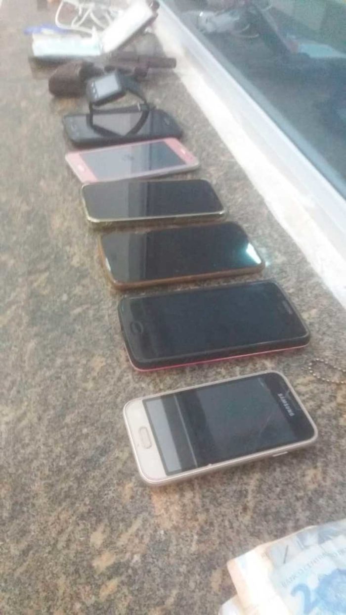 Celulares encontrados com os criminosos presos pela Polícia, após troca de tiros, na Zona Norte de Natal na manhã desta quinta-feira (26) — Foto: Geraldo Jerônimo/Inter TV Cabugi