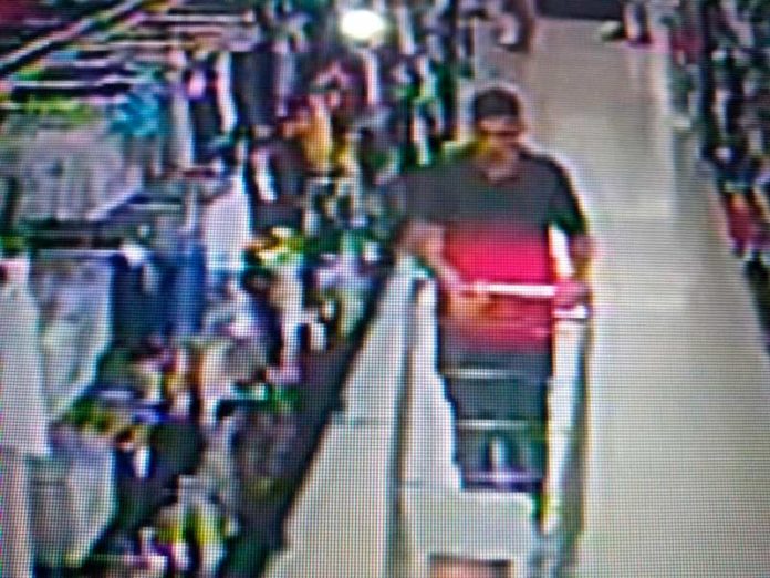 Homem circulava em supermercado de Natal com carrinho de compras vazio. Minutos depois, ele roubou uma bolsa com R$ 2 mil — Foto: Divulgação/Polícia Civil
