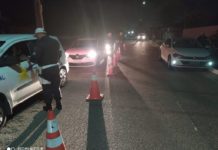 Condutor embrigado abandona motocicleta e foge da polícia pela mata