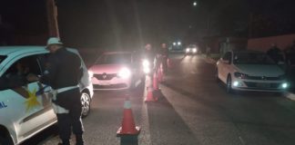 Condutor embrigado abandona motocicleta e foge da polícia pela mata