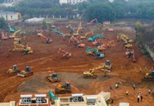 China constrói hospital de 1 mil leitos como parte do esforço do país contra o novo coronavírus 24 de janeiro de 2020 - China constrói novo hospital em Wuhan para tratar coronavírus. — Foto: Chinatopix/via Associated Press
