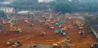 China constrói hospital de 1 mil leitos como parte do esforço do país contra o novo coronavírus 24 de janeiro de 2020 - China constrói novo hospital em Wuhan para tratar coronavírus. — Foto: Chinatopix/via Associated Press