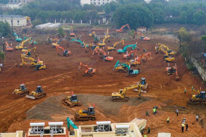 24 de janeiro de 2020 - China constrói novo hospital em Wuhan para tratar coronavírus. — Foto: Chinatopix/via Associated Press