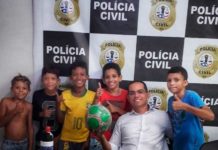 Crianças procuram delegacia após vizinha tomar bola, no Maranhão Delegado compra nova bola para meninos em Presidente Dutra. — Foto: Divulgação